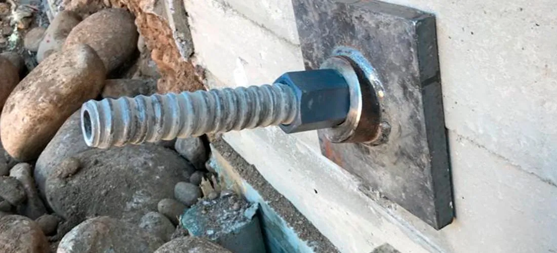 Detalle de anclaje con placa de reparto en muro de socalzado