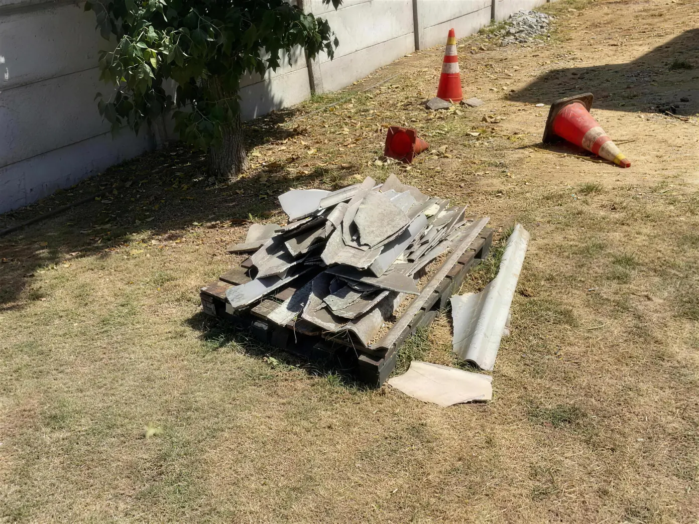 Planchas de fibrocemento acopiadas y señalizadas en terreno