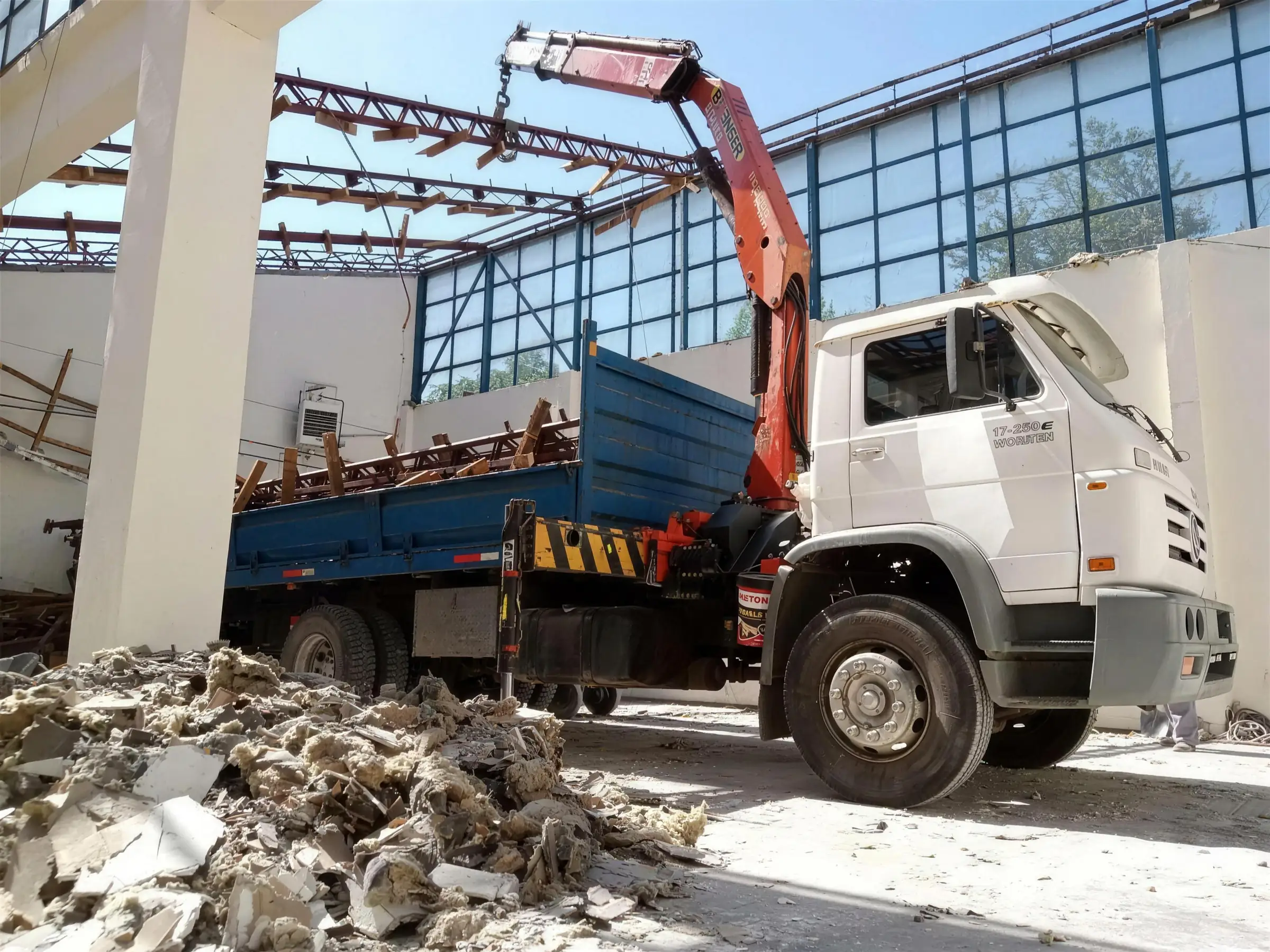 Camión pluma en desarme de demoliciones