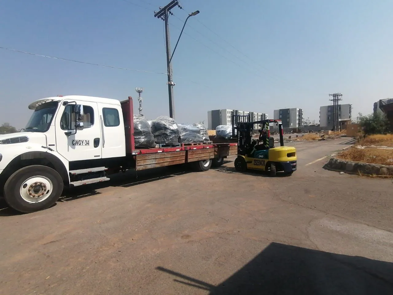 Carguío de residuos de asbesto embalados con grúa horquilla