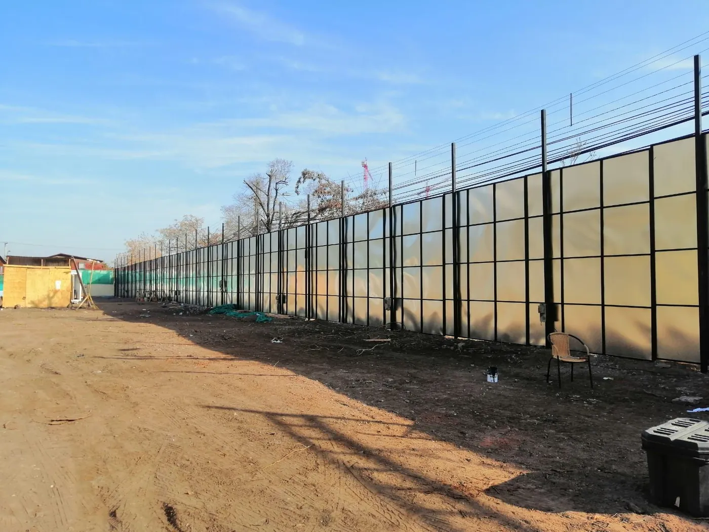 Cierre perimetral metálico de obra instalado por DEXA