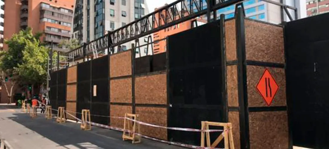 Cierre metálico de obra terminado