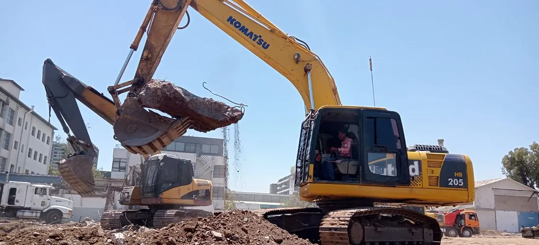 Excavadora Komatsu retirando escombros en una demolición