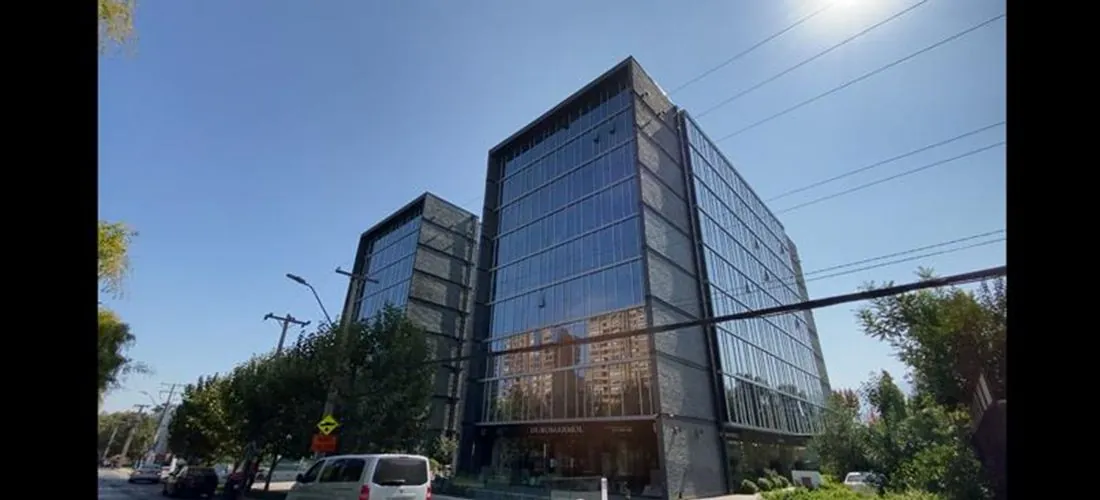 Fachada del edificio de oficinas de DEXA Chile en Av. Kennedy 6800, Vitacura