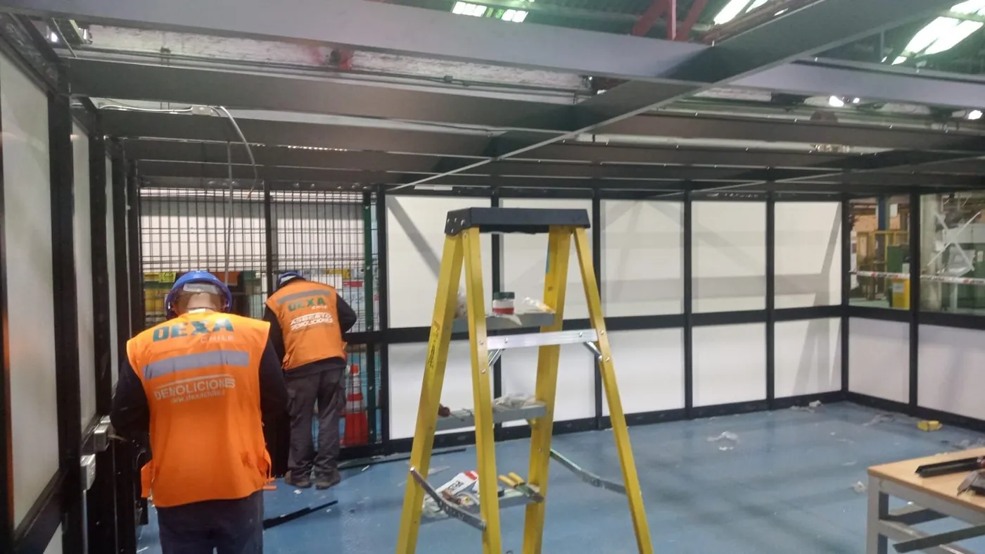 Cuadrilla de DEXA Chile habilitando un recinto industrial