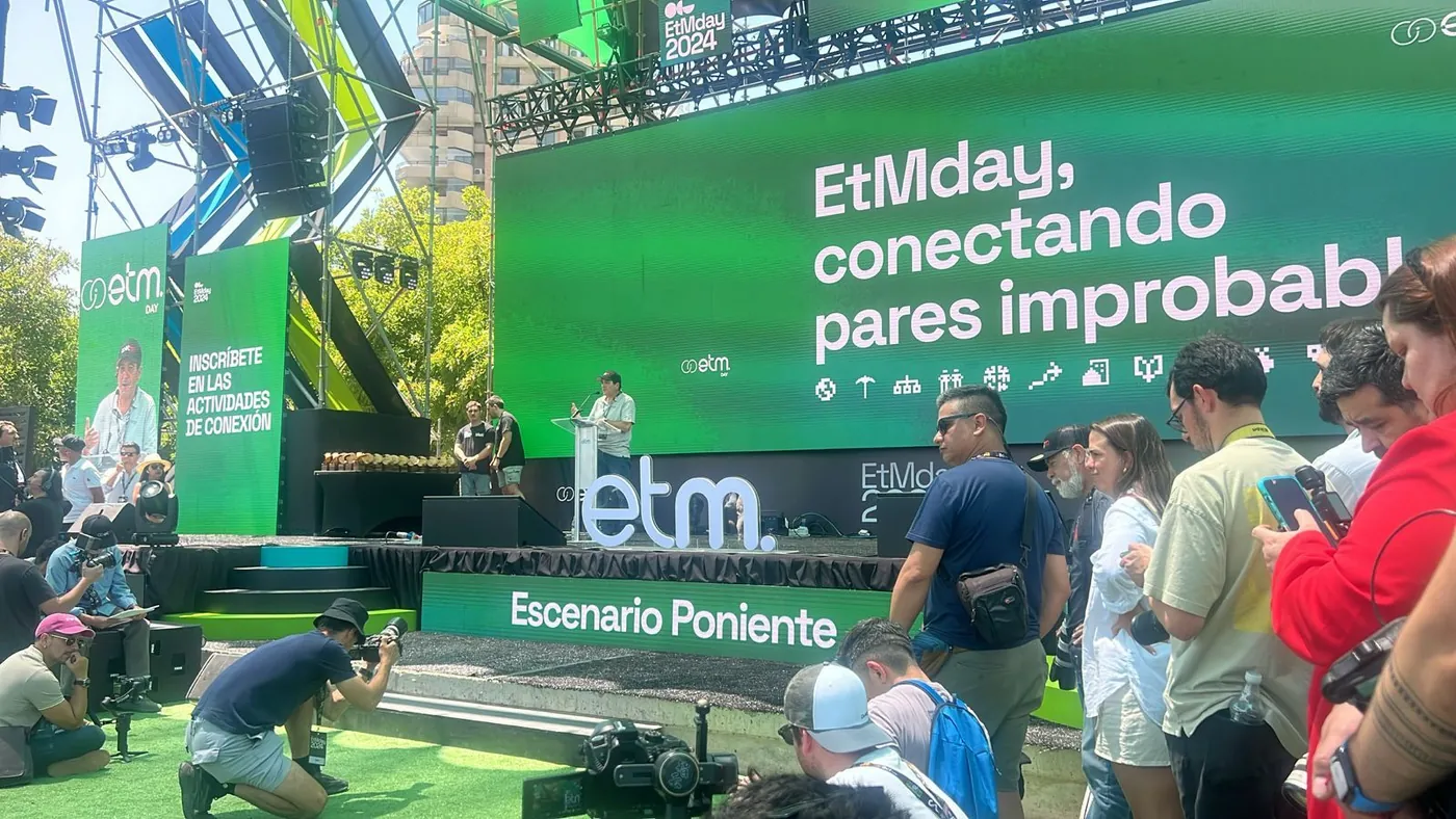 Escenario del ETMday con el lienzo «conectando pares improbables»