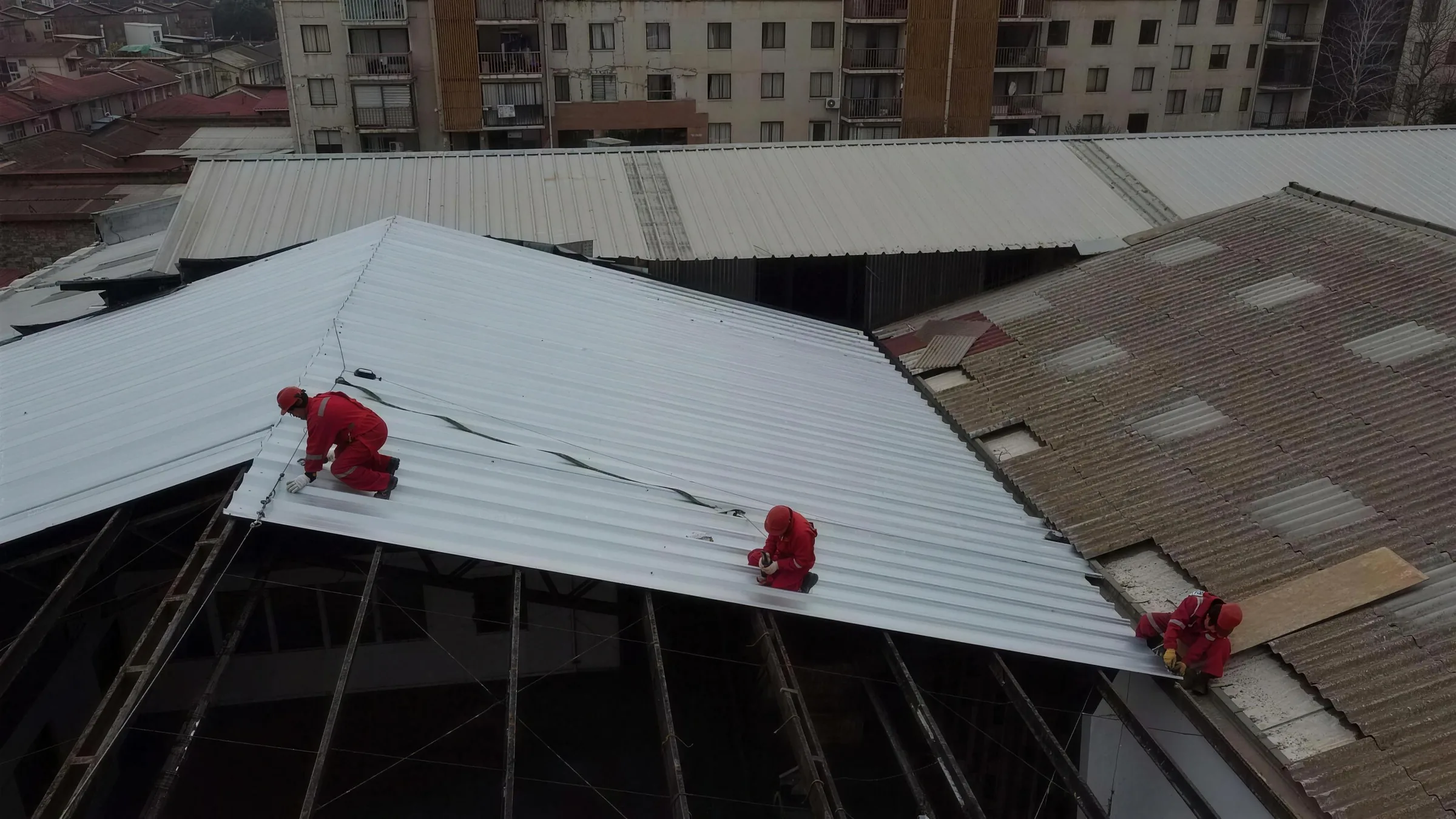 Instalación de la cubierta nueva sobre la estructura del galpón