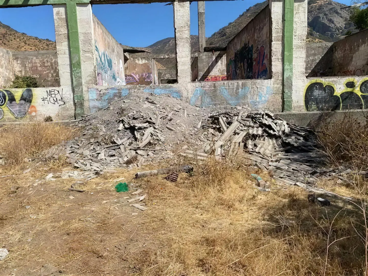 Terreno con escombros y restos de fibrocemento antes de la limpieza
