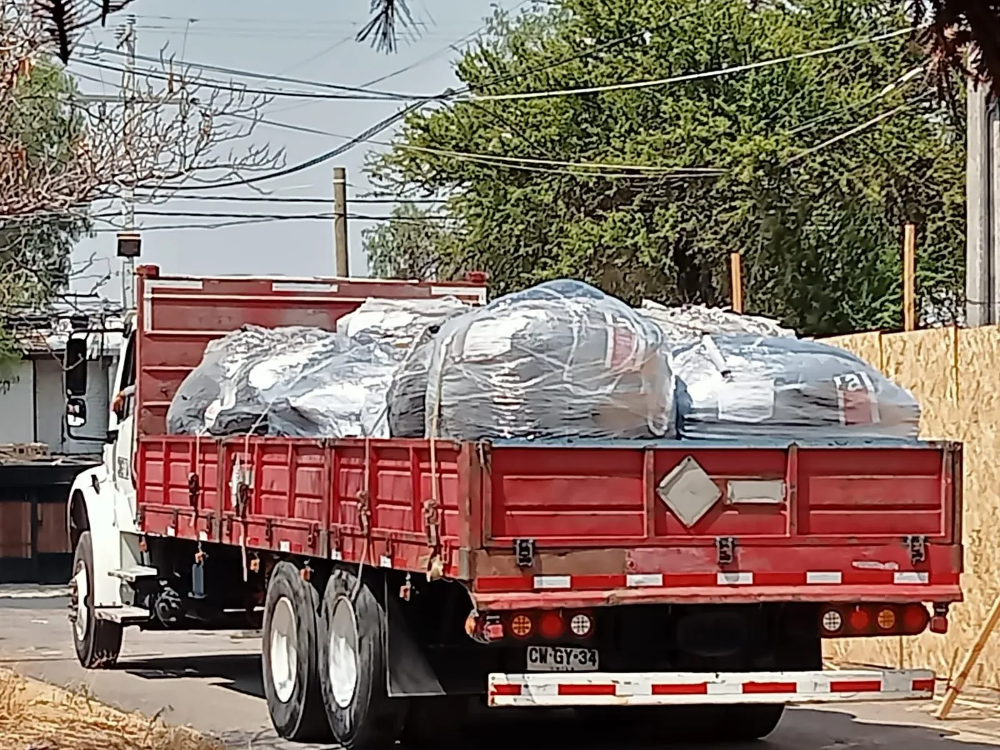 Camión de DEXA Chile con residuos de asbesto encapsulados listos para su traslado