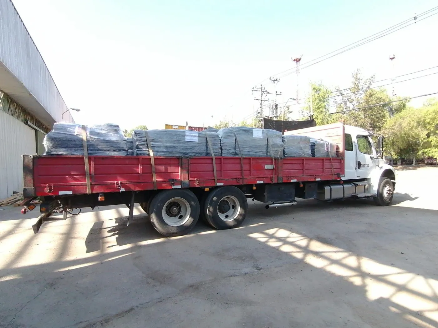 Camión cargado con residuos de asbesto embalados para su disposición final